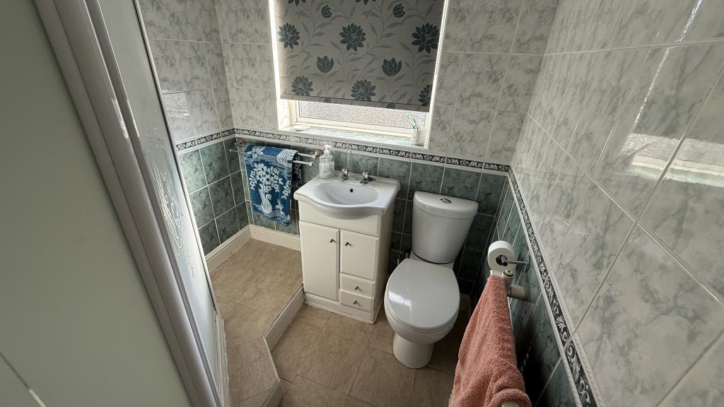 Lot: 74 - SEMI-DETACHED HOUSE WITH GARAGE IN NEED OF SOME REFURBISHMENT - Interior image of shower room